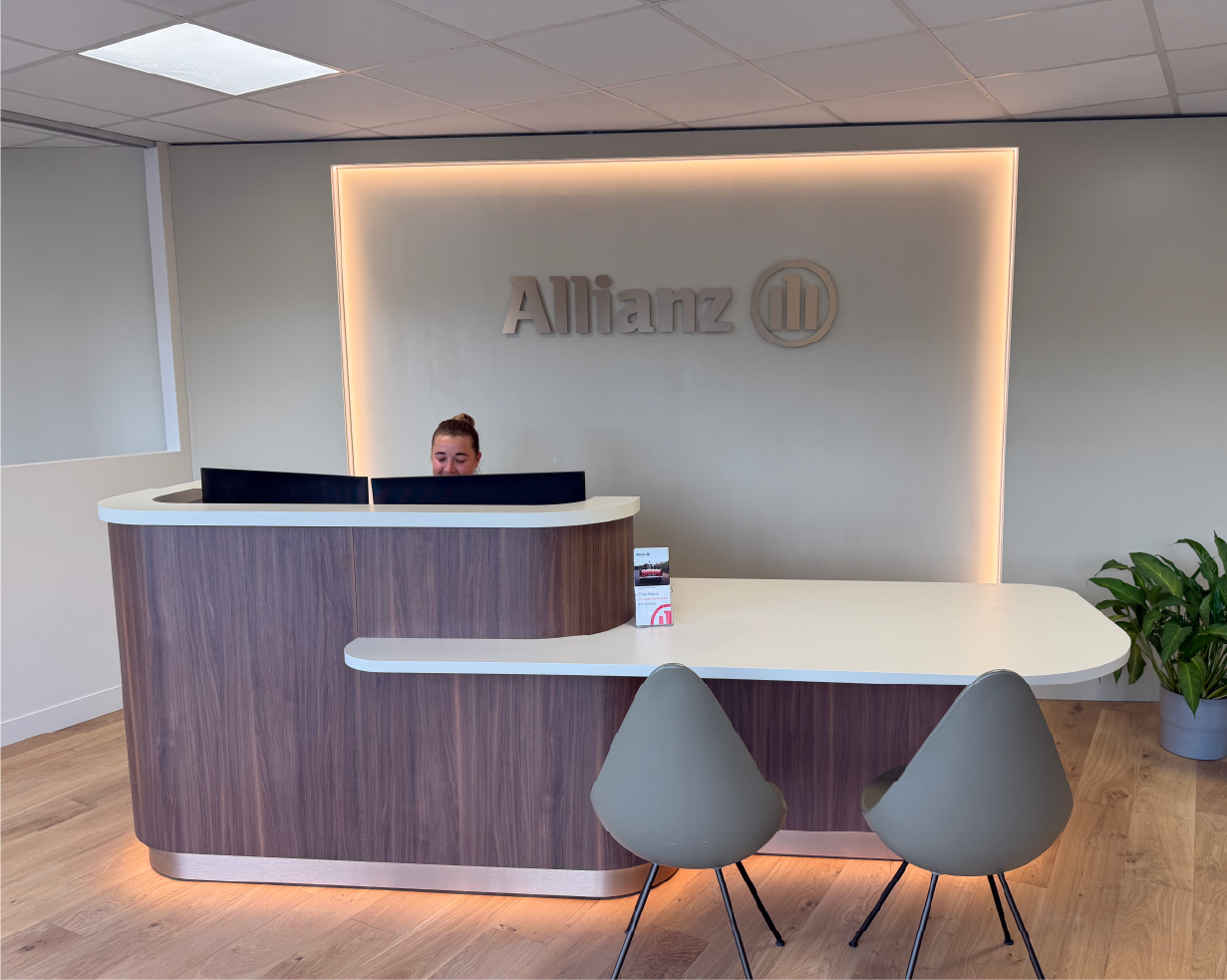 Accueil de l'agence Allianz avec comptoir et enseigne Allianz